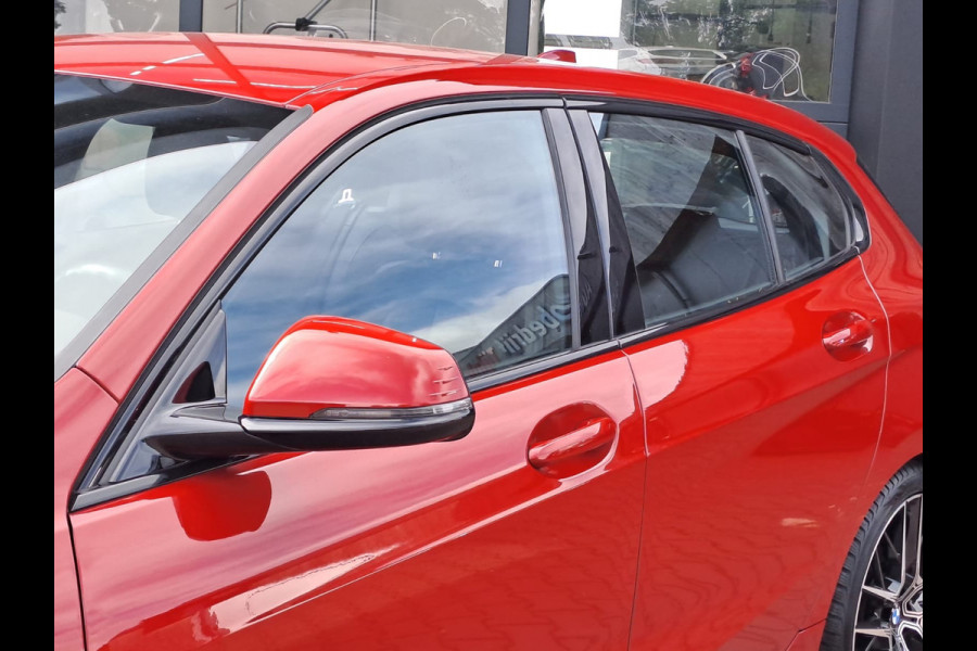 BMW 1-serie 118i High Executive | Navi | Sportinterieur | Stoelverw.| Head-up | Leder | M-Sport - Model 2020