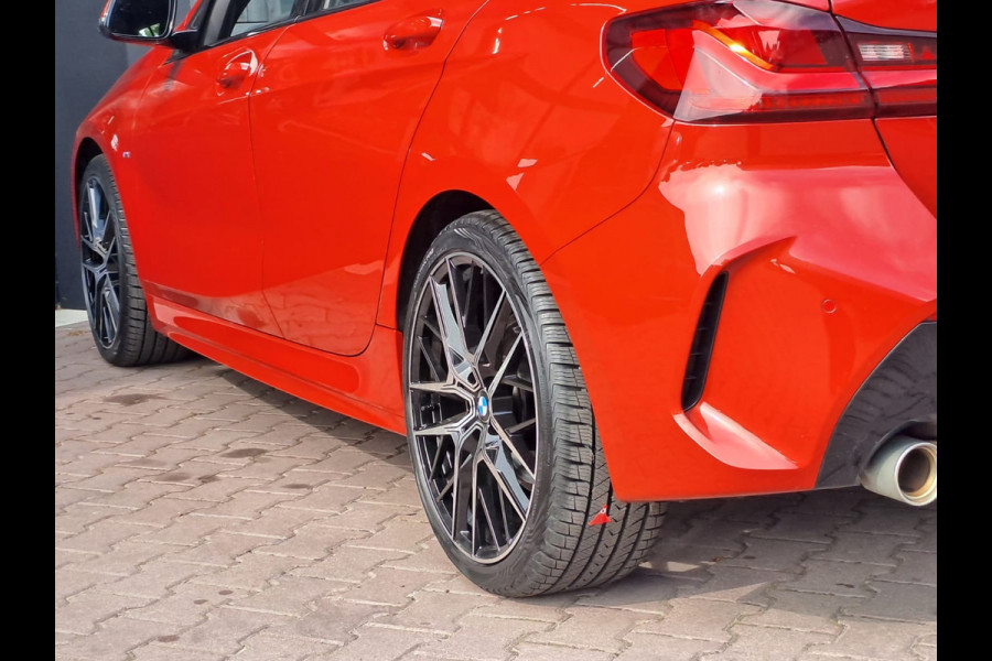 BMW 1-serie 118i High Executive | Navi | Sportinterieur | Stoelverw.| Head-up | Leder | M-Sport - Model 2020