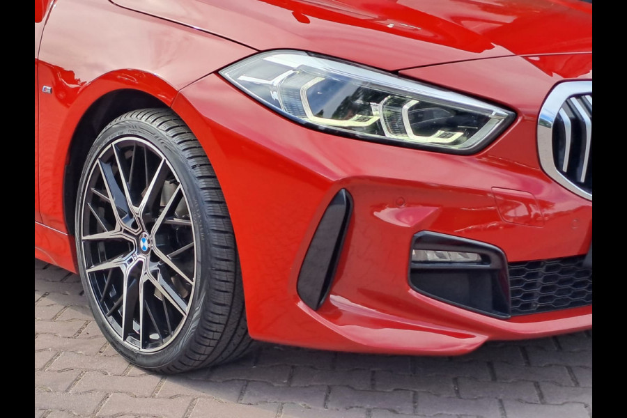 BMW 1-serie 118i High Executive | Navi | Sportinterieur | Stoelverw.| Head-up | Leder | M-Sport - Model 2020