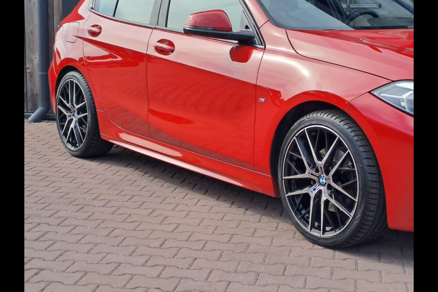 BMW 1-serie 118i High Executive | Navi | Sportinterieur | Stoelverw.| Head-up | Leder | M-Sport - Model 2020