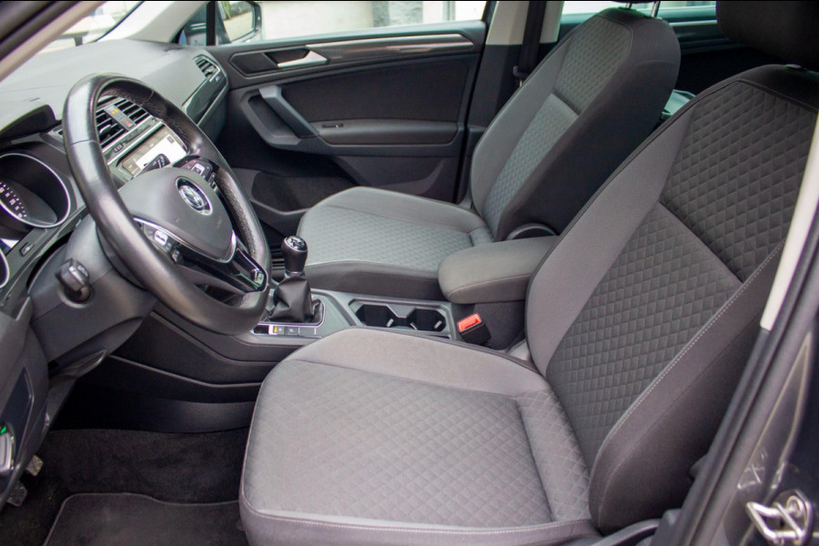 Volkswagen Tiguan 1.5 TSI Comfortline Business | Prijs rijklaar incl. 12 mnd garantie | Trekhaak Panodak Navi Elek Klep Stoelverw