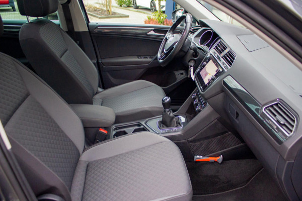 Volkswagen Tiguan 1.5 TSI Comfortline Business | Prijs rijklaar incl. 12 mnd garantie | Trekhaak Panodak Navi Elek Klep Stoelverw