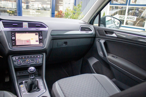 Volkswagen Tiguan 1.5 TSI Comfortline Business | Prijs rijklaar incl. 12 mnd garantie | Trekhaak Panodak Navi Elek Klep Stoelverw