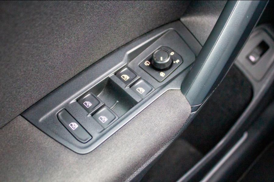Volkswagen Tiguan 1.5 TSI Comfortline Business | Prijs rijklaar incl. 12 mnd garantie | Trekhaak Panodak Navi Elek Klep Stoelverw