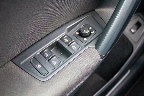 Volkswagen Tiguan 1.5 TSI Comfortline Business | Prijs rijklaar incl. 12 mnd garantie | Trekhaak Panodak Navi Elek Klep Stoelverw