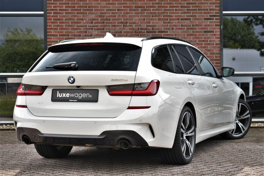 BMW 3 Serie Touring 330e M-Sport Pano Trekhaak Harman/K 19inch Camera