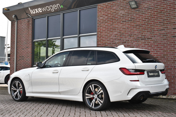 BMW 3 Serie Touring 330e M-Sport Pano Trekhaak Harman/K 19inch Camera