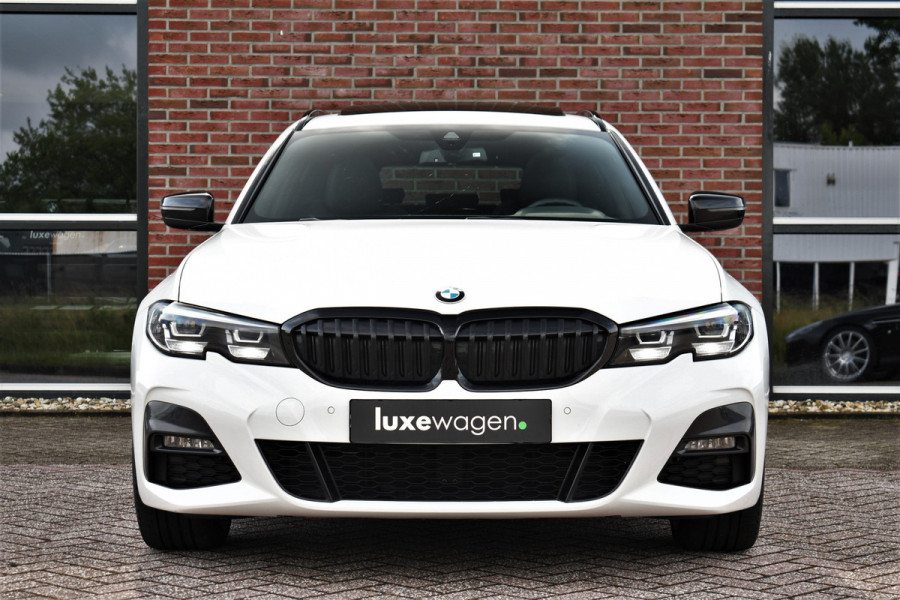 BMW 3 Serie Touring 330e M-Sport Pano Trekhaak Harman/K 19inch Camera