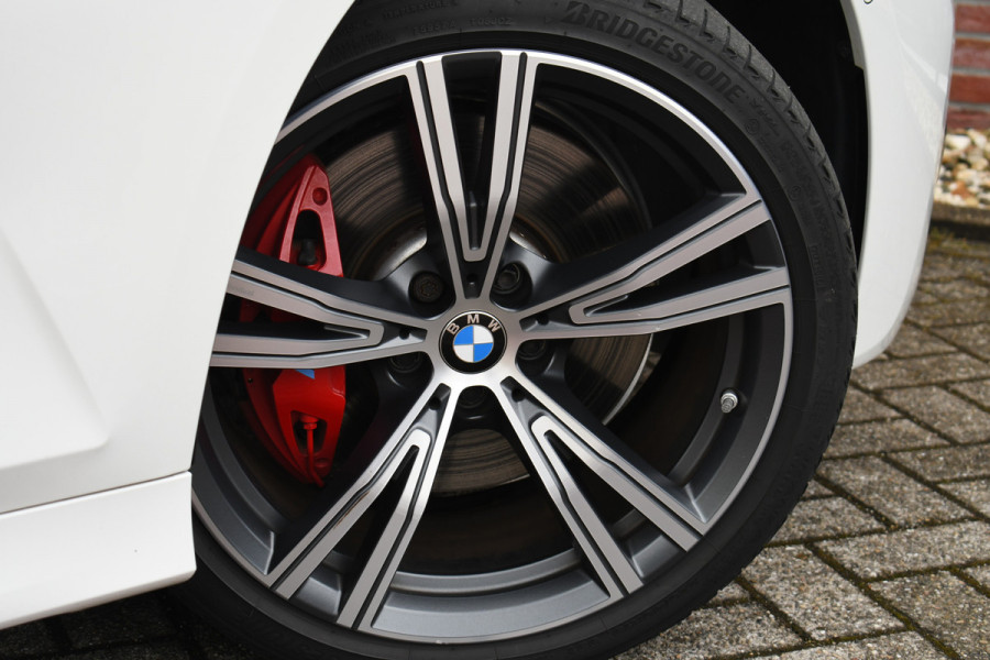 BMW 3 Serie Touring 330e M-Sport Pano Trekhaak Harman/K 19inch Camera