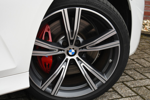 BMW 3 Serie Touring 330e M-Sport Pano Trekhaak Harman/K 19inch Camera