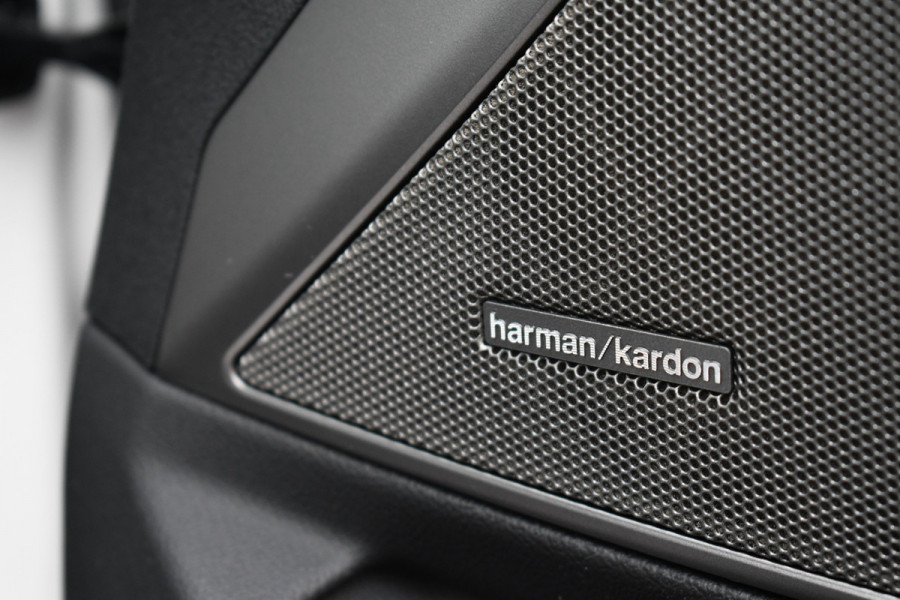 BMW 3 Serie Touring 330e M-Sport Pano Trekhaak Harman/K 19inch Camera