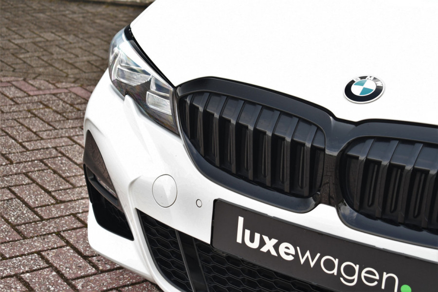 BMW 3 Serie Touring 330e M-Sport Pano Trekhaak Harman/K 19inch Camera