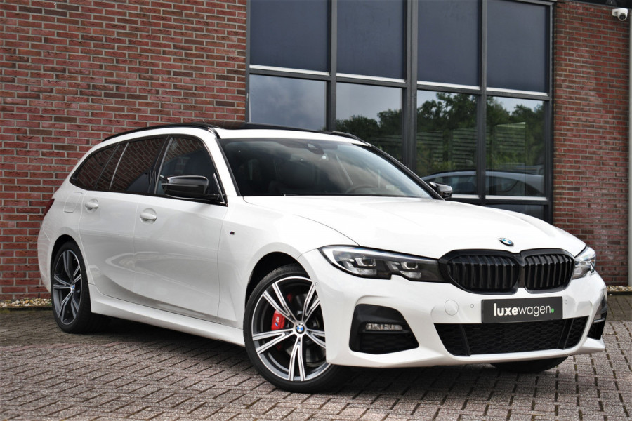BMW 3 Serie Touring 330e M-Sport Pano Trekhaak Harman/K 19inch Camera