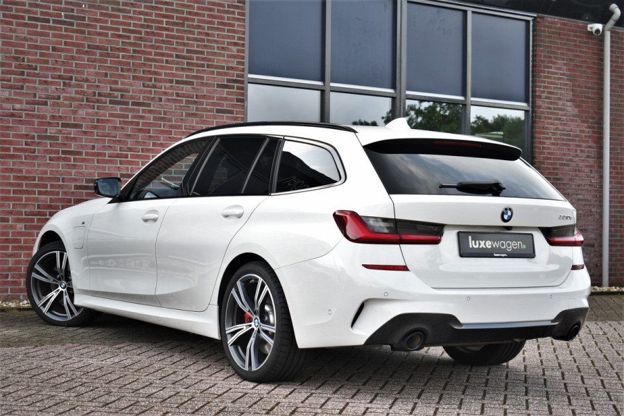 BMW 3 Serie Touring 330e M-Sport Pano Trekhaak Harman/K 19inch Camera
