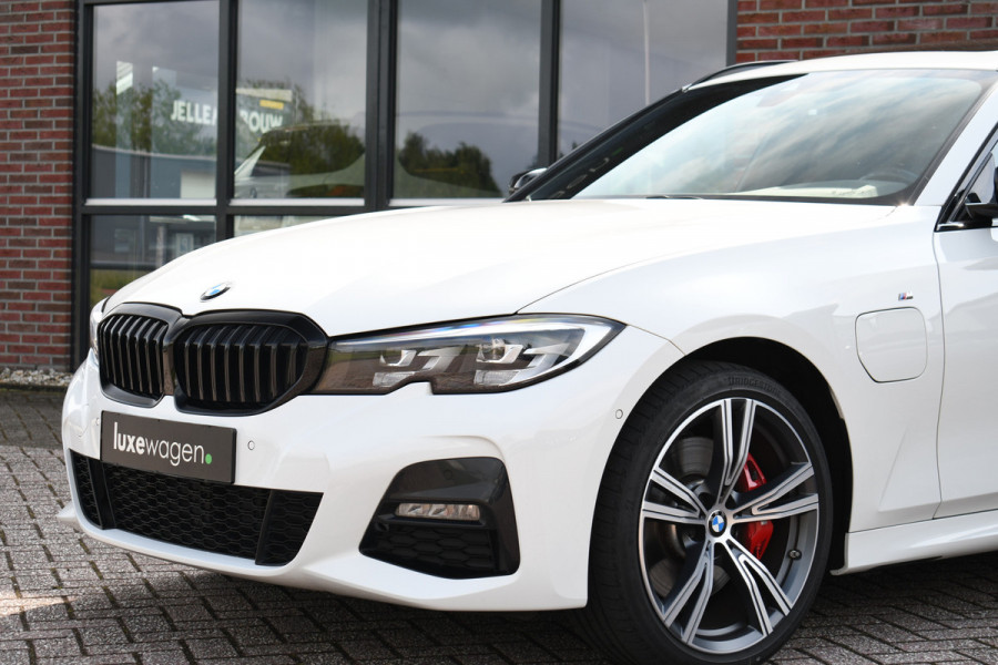 BMW 3 Serie Touring 330e M-Sport Pano Trekhaak Harman/K 19inch Camera
