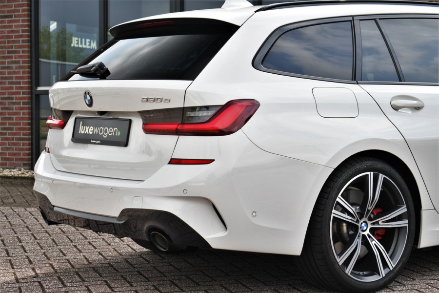 BMW 3 Serie Touring 330e M-Sport Pano Trekhaak Harman/K 19inch Camera