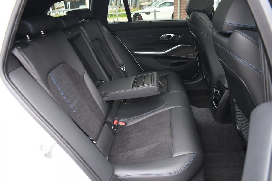 BMW 3 Serie Touring 330e M-Sport Pano Trekhaak Harman/K 19inch Camera