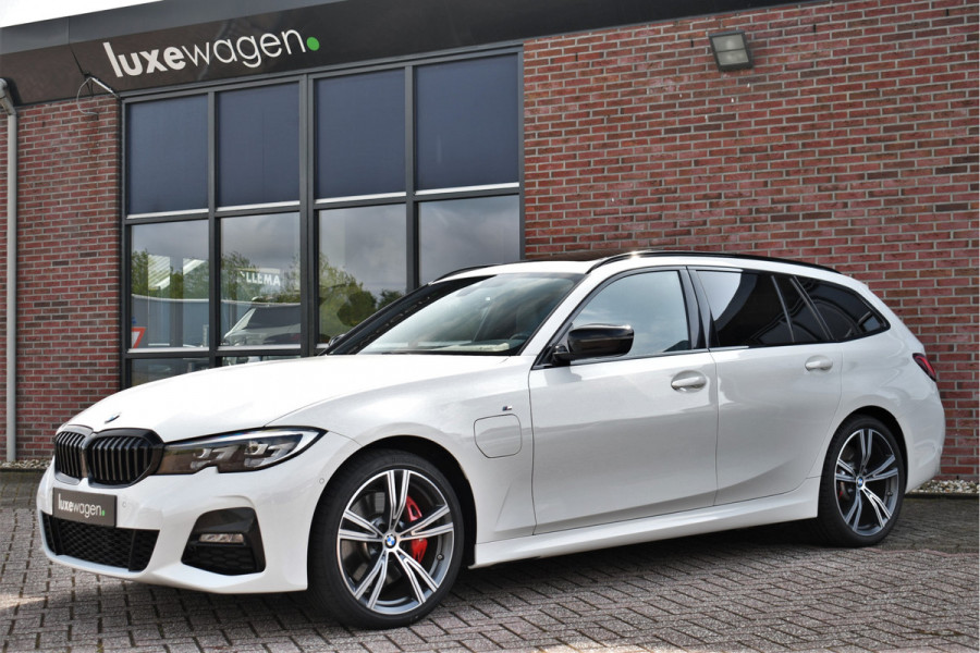 BMW 3 Serie Touring 330e M-Sport Pano Trekhaak Harman/K 19inch Camera