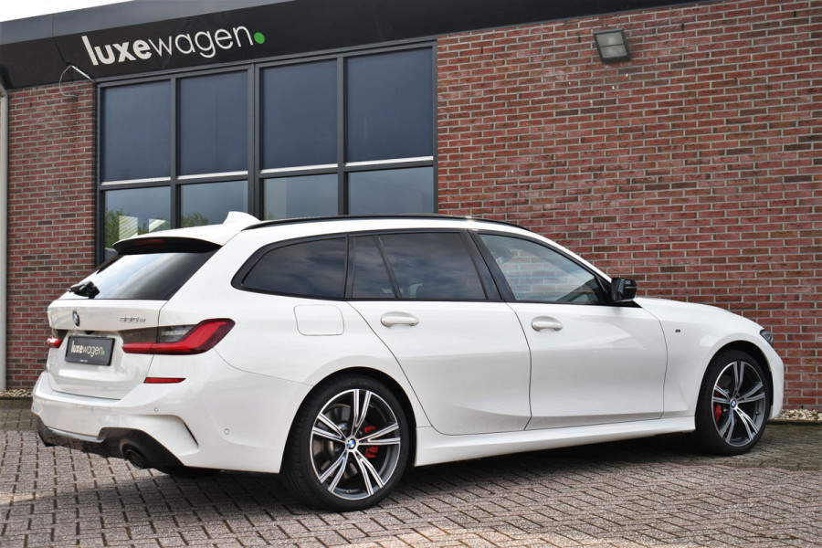 BMW 3 Serie Touring 330e M-Sport Pano Trekhaak Harman/K 19inch Camera