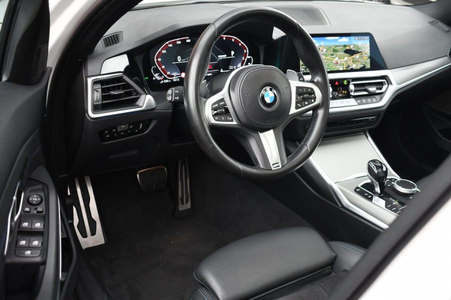 BMW 3 Serie Touring 330e M-Sport Pano Trekhaak Harman/K 19inch Camera