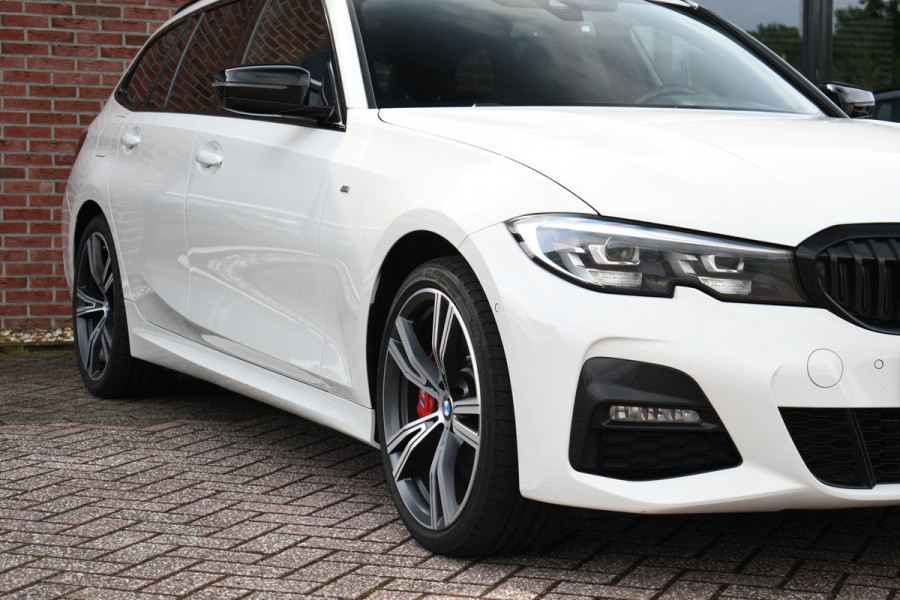 BMW 3 Serie Touring 330e M-Sport Pano Trekhaak Harman/K 19inch Camera