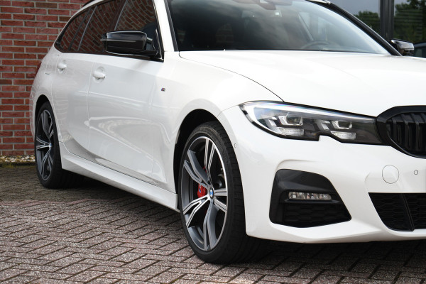 BMW 3 Serie Touring 330e M-Sport Pano Trekhaak Harman/K 19inch Camera