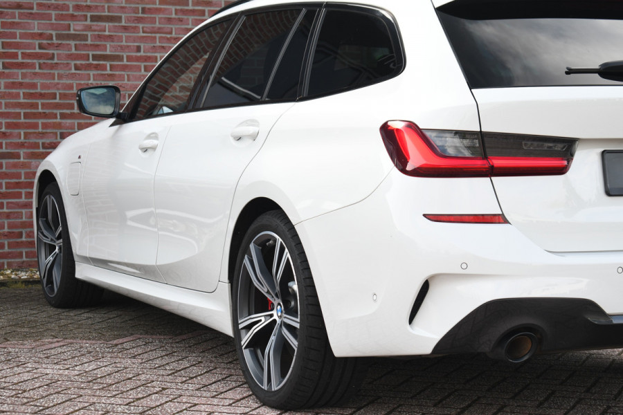 BMW 3 Serie Touring 330e M-Sport Pano Trekhaak Harman/K 19inch Camera