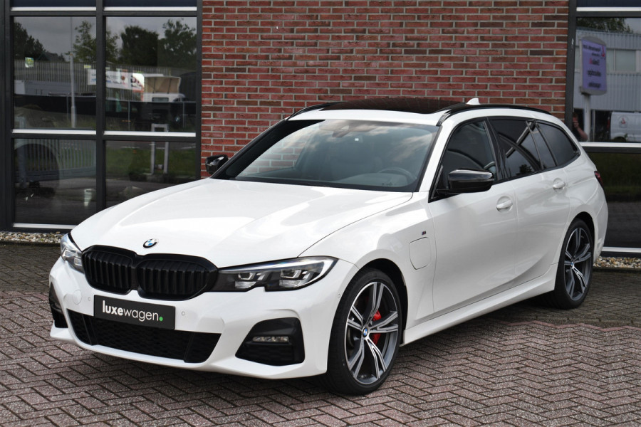 BMW 3 Serie Touring 330e M-Sport Pano Trekhaak Harman/K 19inch Camera