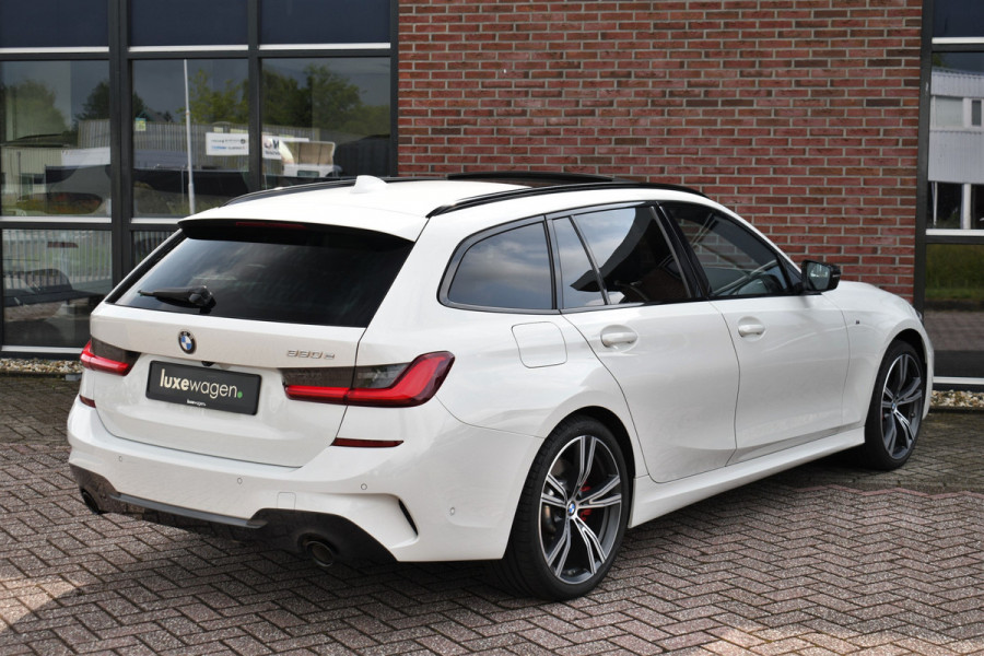 BMW 3 Serie Touring 330e M-Sport Pano Trekhaak Harman/K 19inch Camera