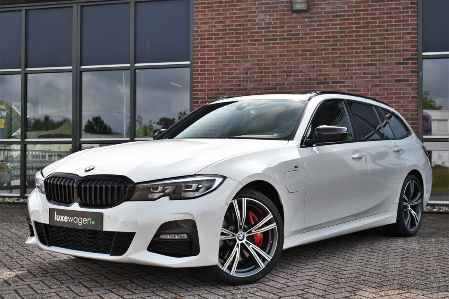 BMW 3 Serie Touring 330e M-Sport Pano Trekhaak Harman/K 19inch Camera