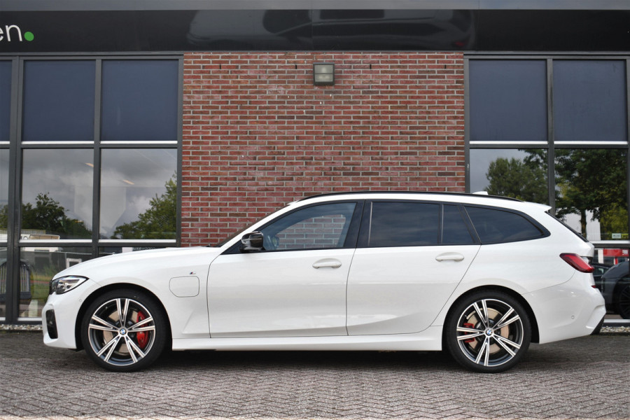 BMW 3 Serie Touring 330e M-Sport Pano Trekhaak Harman/K 19inch Camera