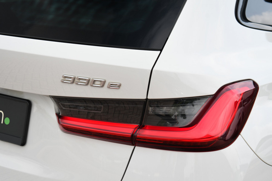 BMW 3 Serie Touring 330e M-Sport Pano Trekhaak Harman/K 19inch Camera