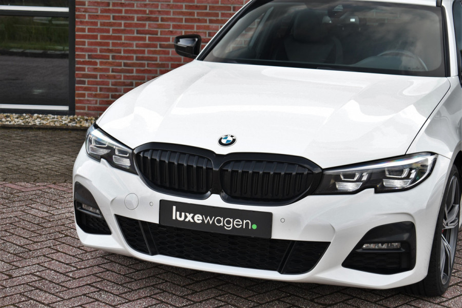 BMW 3 Serie Touring 330e M-Sport Pano Trekhaak Harman/K 19inch Camera