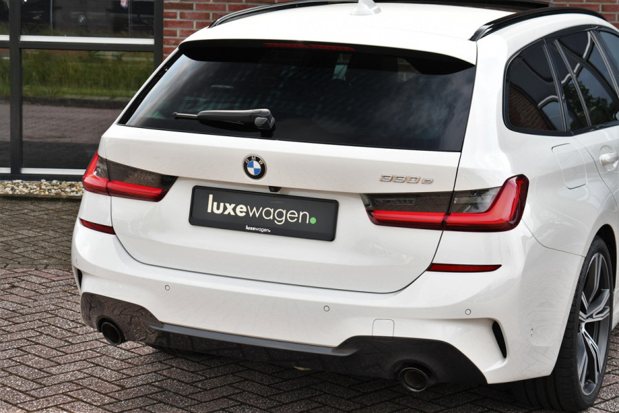 BMW 3 Serie Touring 330e M-Sport Pano Trekhaak Harman/K 19inch Camera