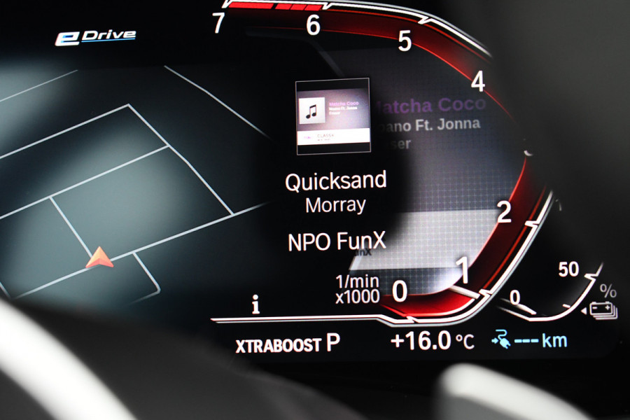 BMW 3 Serie Touring 330e M-Sport Pano Trekhaak Harman/K 19inch Camera