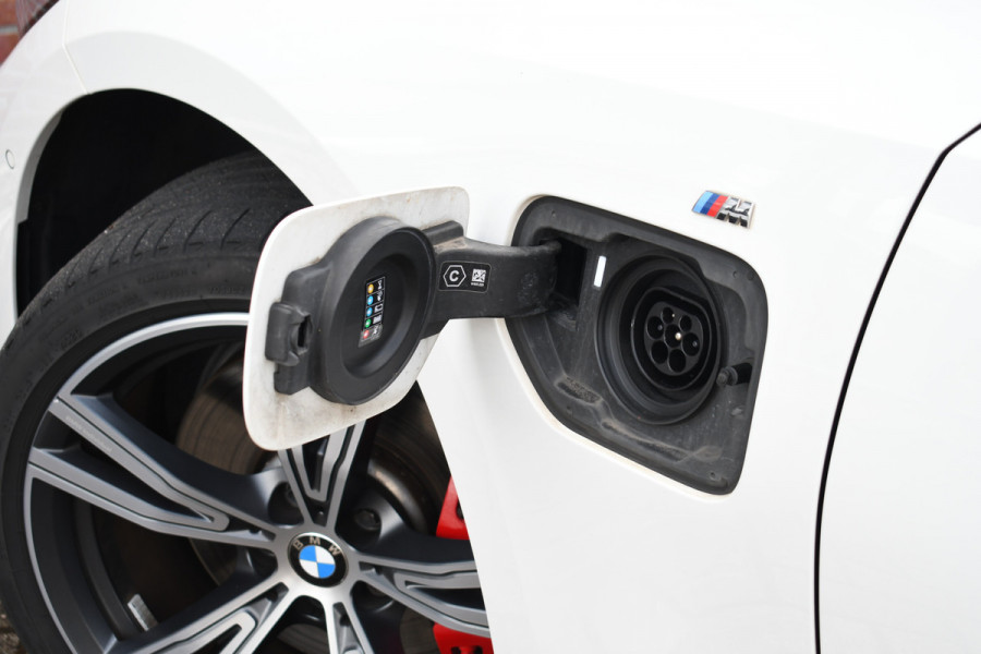 BMW 3 Serie Touring 330e M-Sport Pano Trekhaak Harman/K 19inch Camera