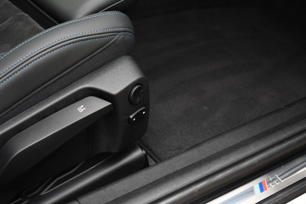 BMW 3 Serie Touring 330e M-Sport Pano Trekhaak Harman/K 19inch Camera