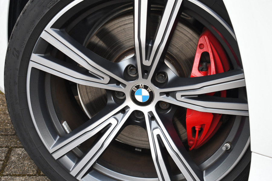 BMW 3 Serie Touring 330e M-Sport Pano Trekhaak Harman/K 19inch Camera