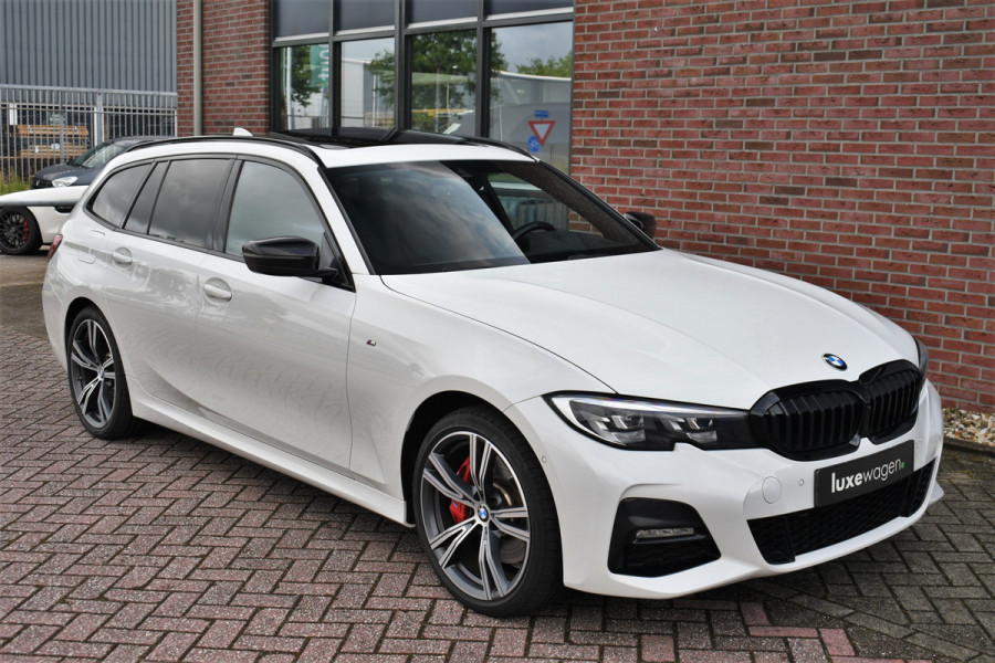 BMW 3 Serie Touring 330e M-Sport Pano Trekhaak Harman/K 19inch Camera