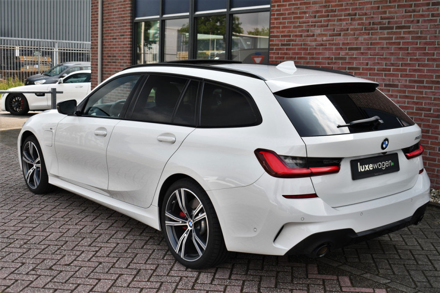 BMW 3 Serie Touring 330e M-Sport Pano Trekhaak Harman/K 19inch Camera