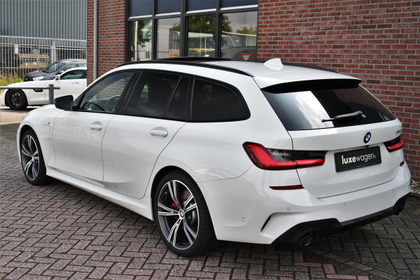 BMW 3 Serie Touring 330e M-Sport Pano Trekhaak Harman/K 19inch Camera
