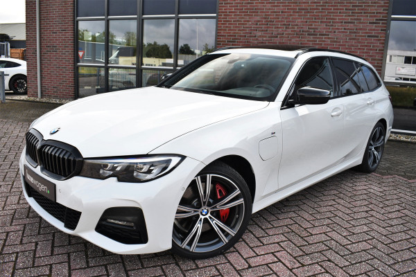 BMW 3 Serie Touring 330e M-Sport Pano Trekhaak Harman/K 19inch Camera