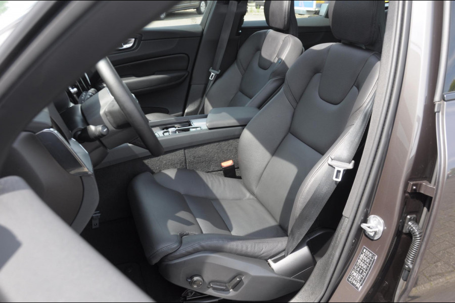 Volvo XC60 T6 350PK Automaat Plus Dark 360 camera / elektrisch bedienbare voorstoelen / Memory seats / stoelverwarming voor en achter/ stuurverwarming / BLIS