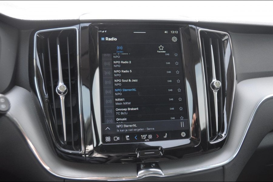 Volvo XC60 T6 350PK Automaat Plus Dark 360 camera / elektrisch bedienbare voorstoelen / Memory seats / stoelverwarming voor en achter/ stuurverwarming / BLIS