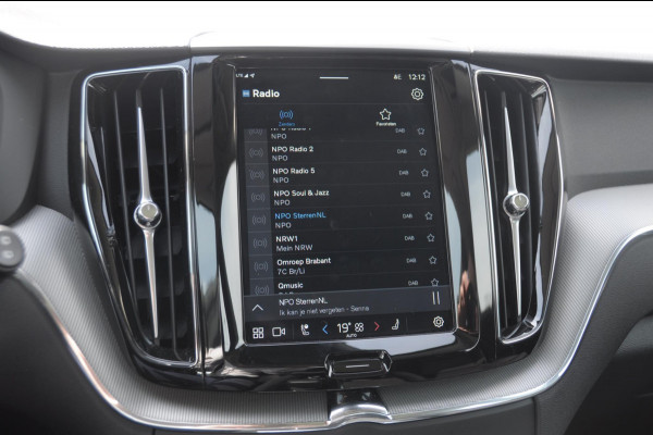 Volvo XC60 T6 350PK Automaat Plus Dark 360 camera / elektrisch bedienbare voorstoelen / Memory seats / stoelverwarming voor en achter/ stuurverwarming / BLIS