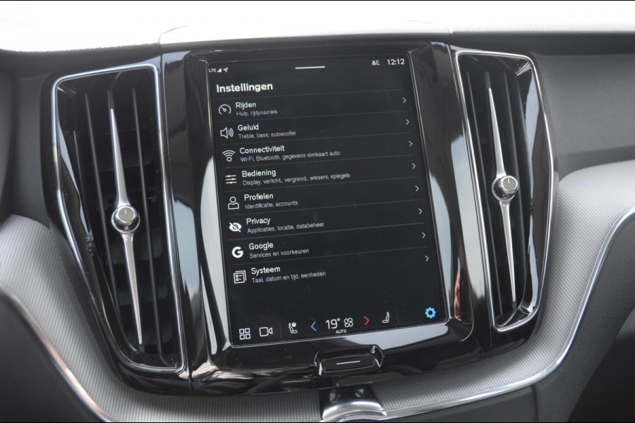 Volvo XC60 T6 350PK Automaat Plus Dark 360 camera / elektrisch bedienbare voorstoelen / Memory seats / stoelverwarming voor en achter/ stuurverwarming / BLIS