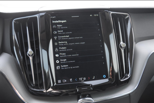 Volvo XC60 T6 350PK Automaat Plus Dark 360 camera / elektrisch bedienbare voorstoelen / Memory seats / stoelverwarming voor en achter/ stuurverwarming / BLIS