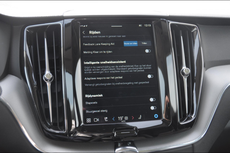 Volvo XC60 T6 350PK Automaat Plus Dark 360 camera / elektrisch bedienbare voorstoelen / Memory seats / stoelverwarming voor en achter/ stuurverwarming / BLIS