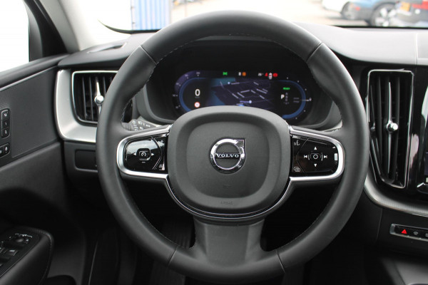Volvo XC60 T6 350PK Plug-in hybrid AWD Plus Dark Long Range / Semi elektrisch wegklapbare trekhaak / Lederen bekleding / Panoramisch schuif-kanteldak