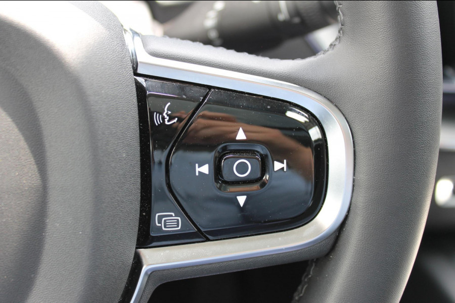 Volvo XC60 T6 350PK Plug-in hybrid AWD Plus Dark Long Range / Semi elektrisch wegklapbare trekhaak / Lederen bekleding / Panoramisch schuif-kanteldak
